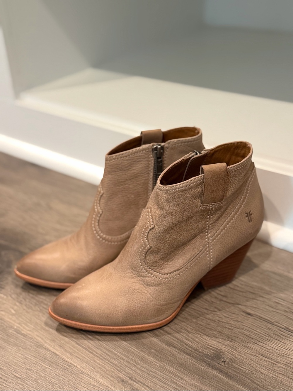 FRYE AND CO. Taupe Leather Western Ankle Booties